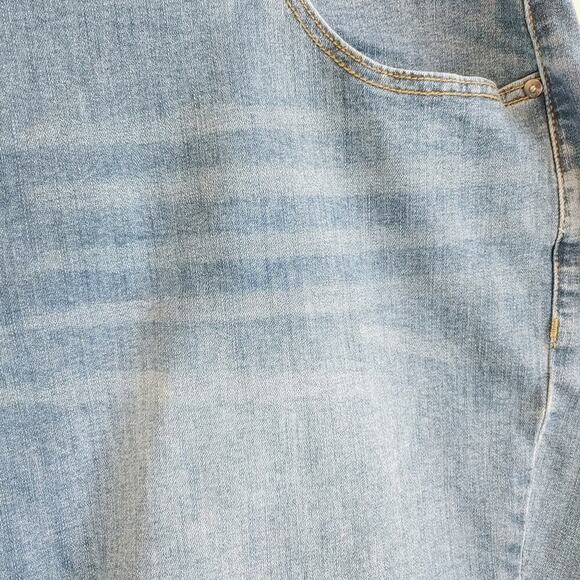 Lane Bryant Flex Magic Waistband Denim Mid-Rise Girlfriend Shorts Plus Size 24 - Picture 4 of 12